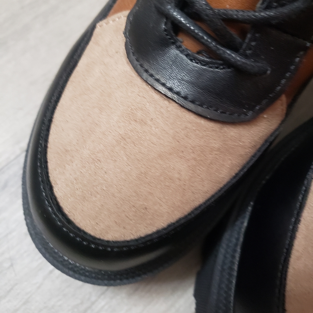 Stylish Black and Tan Women's Platform Boots - Picture 4 of 11